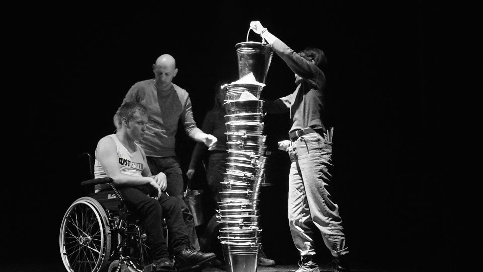 Z příběhového divadelního představení na benefici