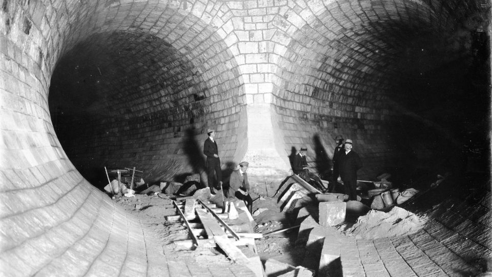 Přehrada Les Království - stavba obtokových tunelů - 1911