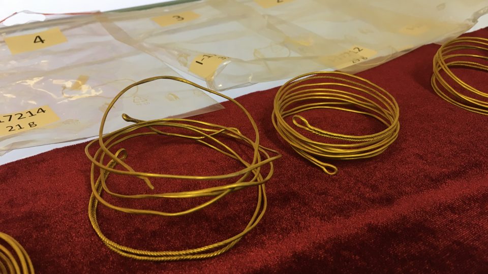 Přes 3000 let starý zlatý poklad z doby bronzové skončil v Muzeu Náchodska