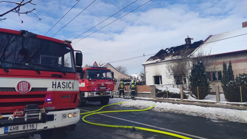 V Hradci Králové - Malšovicích vyhořel rodinný dům