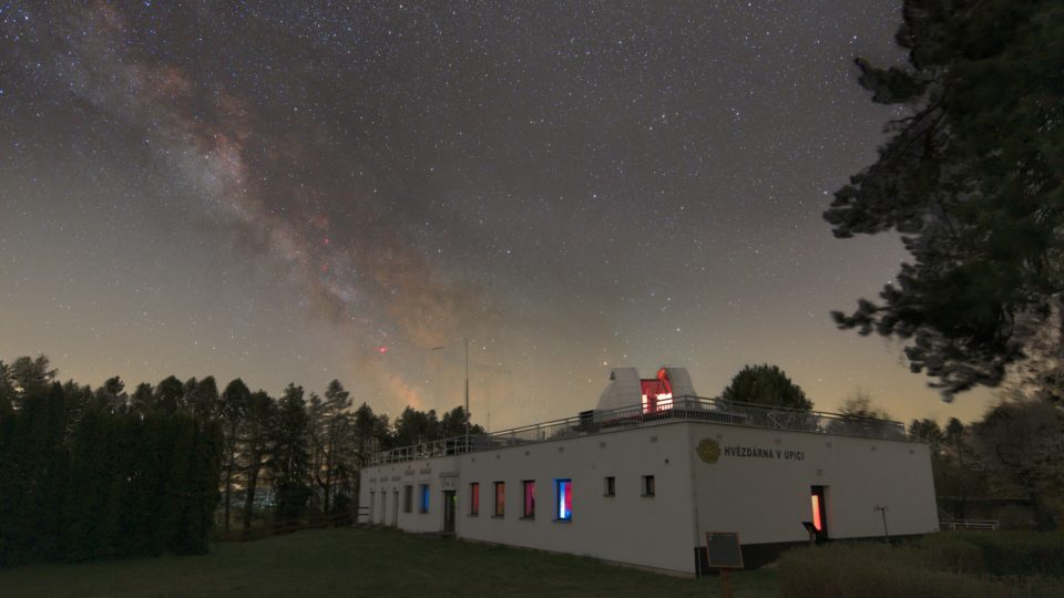 Fotografie atrofotografa Zdeňka Bardona vám přiblíží kouzelný svět oblohy a vesmíru - Hvězdárna Úpice