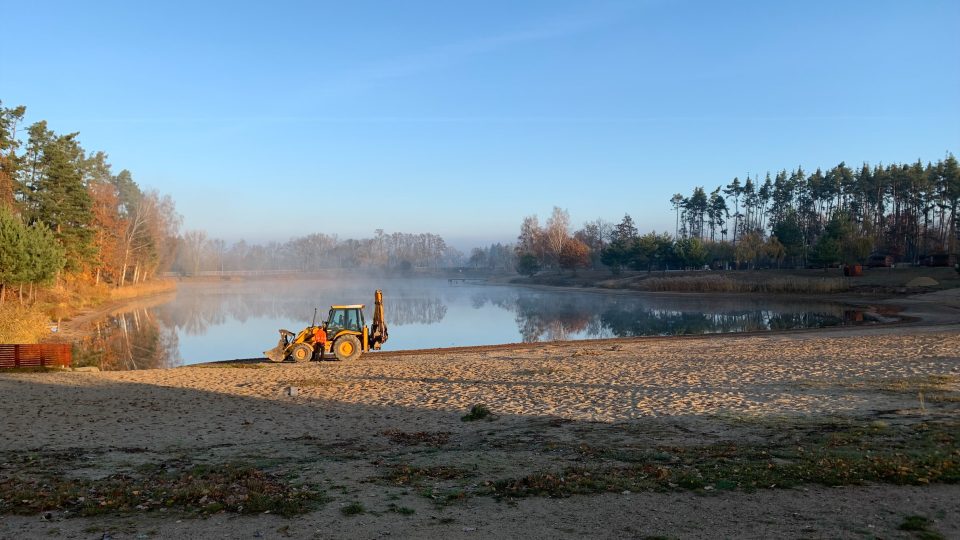 Na Stříbrném rybníku v Hradci Králové čistili pracovníci městských lesů pláže od sinic
