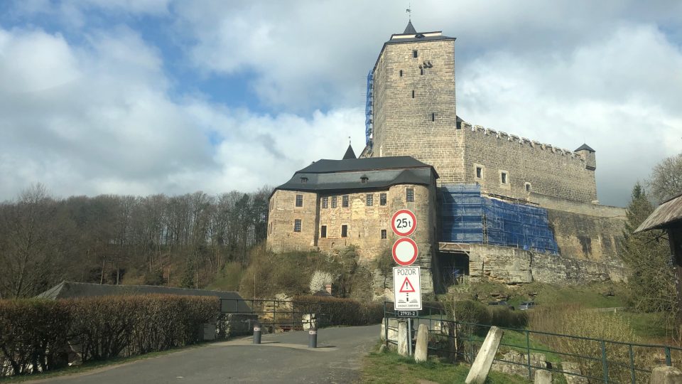Východní část hradební zdi hradu Kost hrozila zřícením. Statikům se ji podařilo včas zajistit