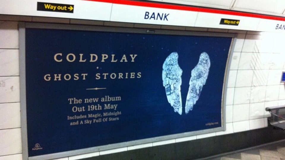 Reklama na album skupiny Coldplay v Londýně - stanice metra Bank