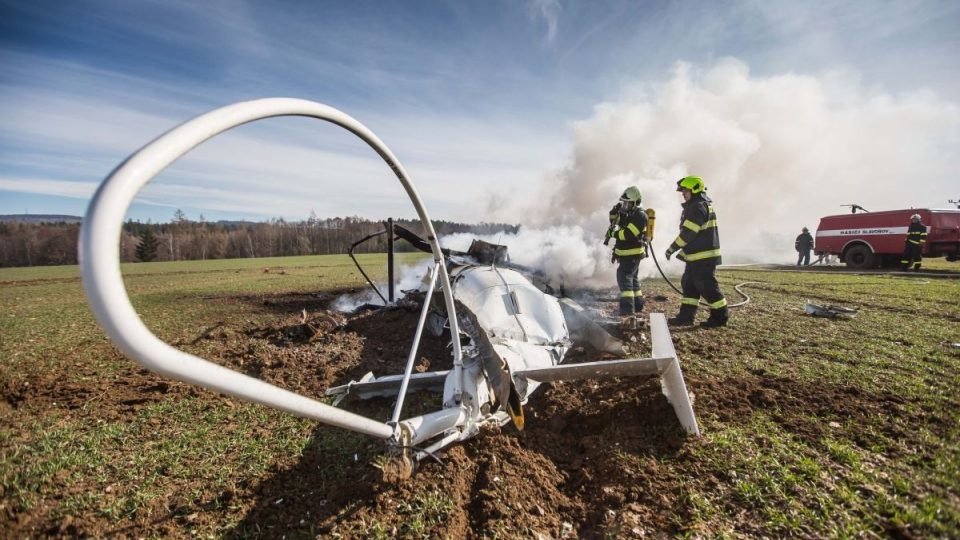 Při pádu malého vrtulníku u Slavoňova na Náchodsku zemřeli dva lidé