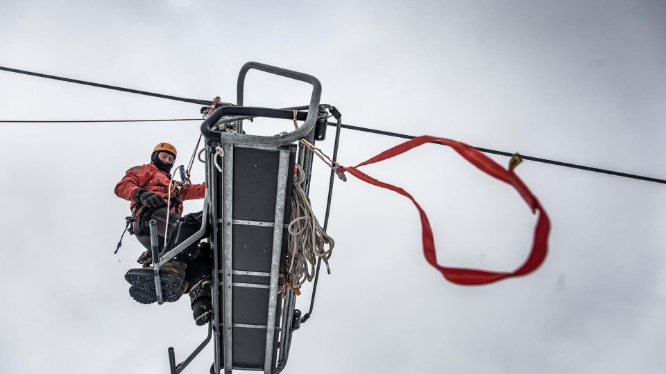 Hasiči v Deštném v Orlických horách cvičili záchranu osob z lanovky