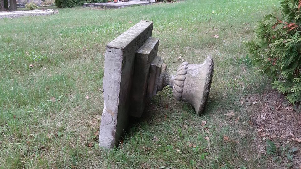 Neznámý vandal zdevastoval část městského hřbitova v sousedství kostela Svatého Ducha v Dobrušce