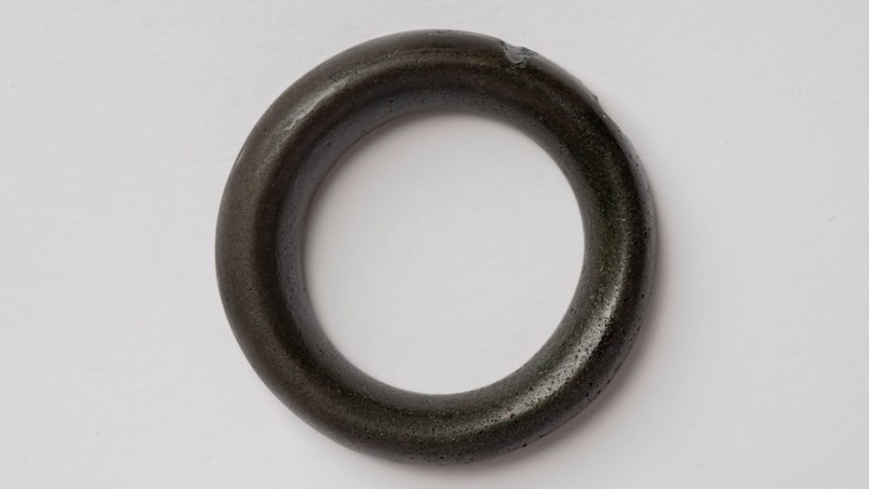 Dutý bronzový kroužek