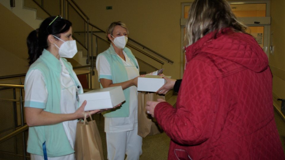 Zaměstnanci SOU gastronomie a služeb z Nové Paky obdarovali zdravotníky a dobrovolníky na covidových odděleních Oblastní nemocnice v Jičíně