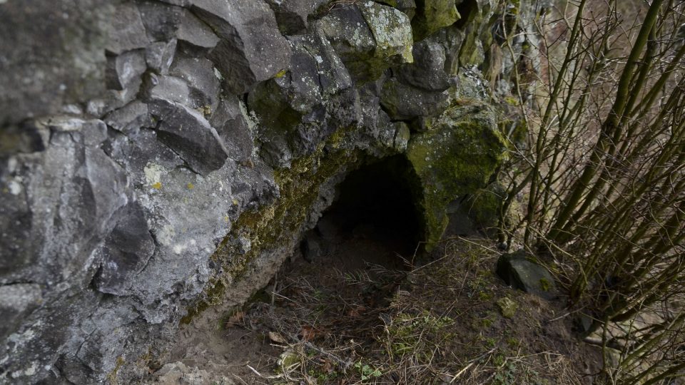 Lávový tunel, Trosky