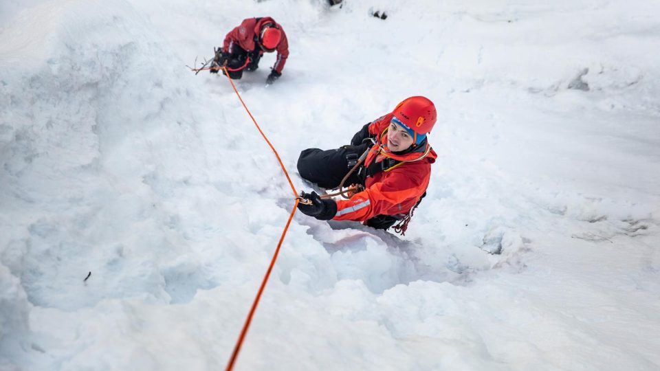 Hasiči cvičí v Krkonoších záchranu osob v zimním nepřístupném terénu