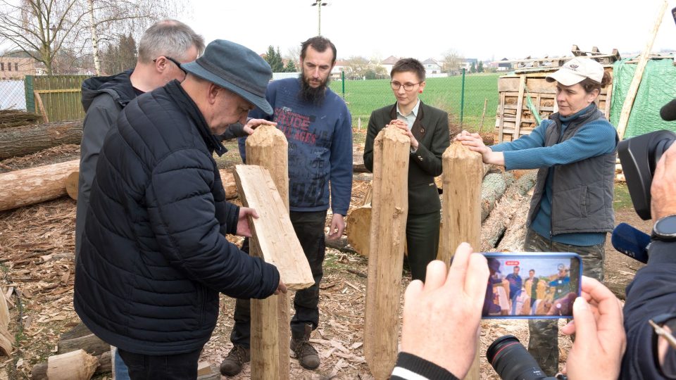 Ukázka sestavování repliky neolitické studny, vlevo R. Tichý