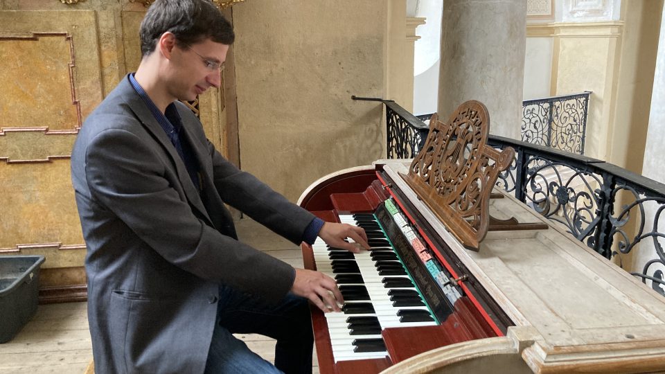 Na varhany v kostele Nejsvětější Trojice Vít Havlíček hraje přes dvacet let