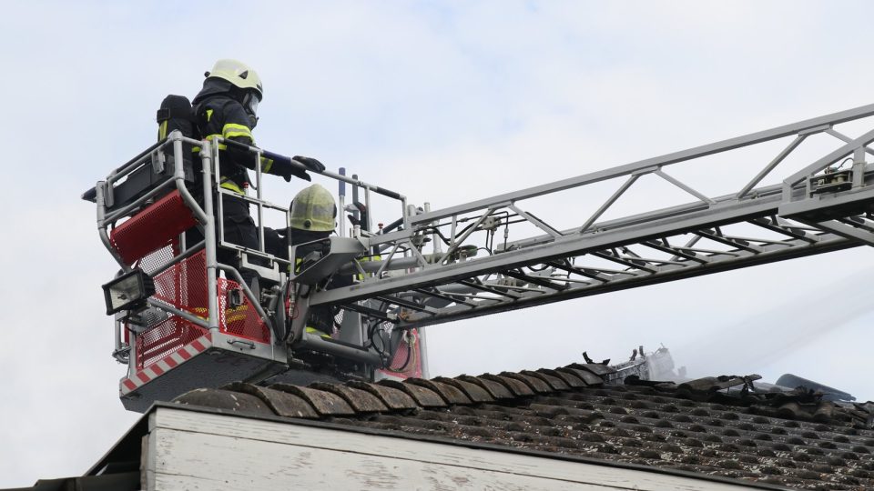 Nedbalost zavinila požár střechy rodinného domu v Hradci Králové - Malšovicích