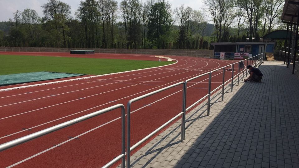Atletický stadion Václava Šperla v Dobrušce se proměnil k nepoznání