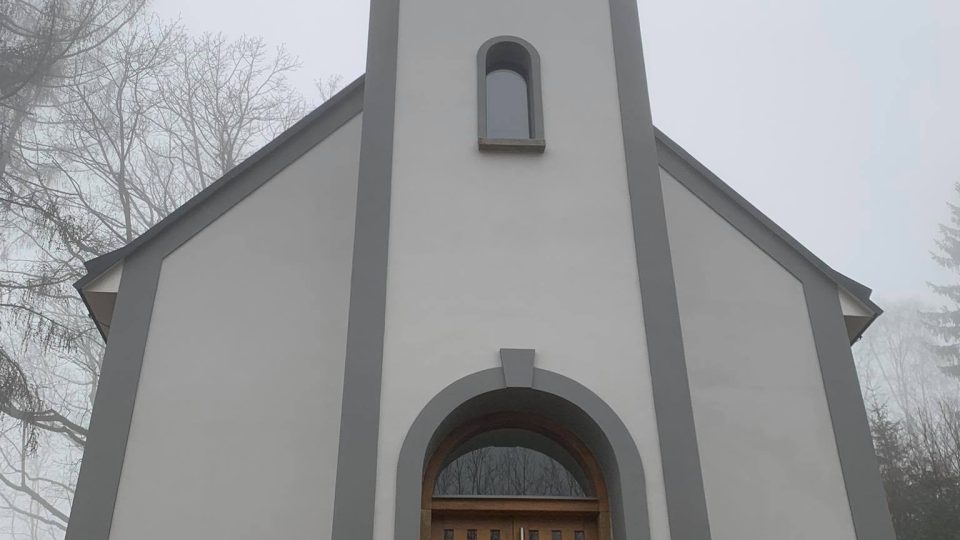 Kostel svatého Josefa ve Slavětíně u Radvanic na Trutnovsku je kompletně hotový včetně vnitřního vybavení