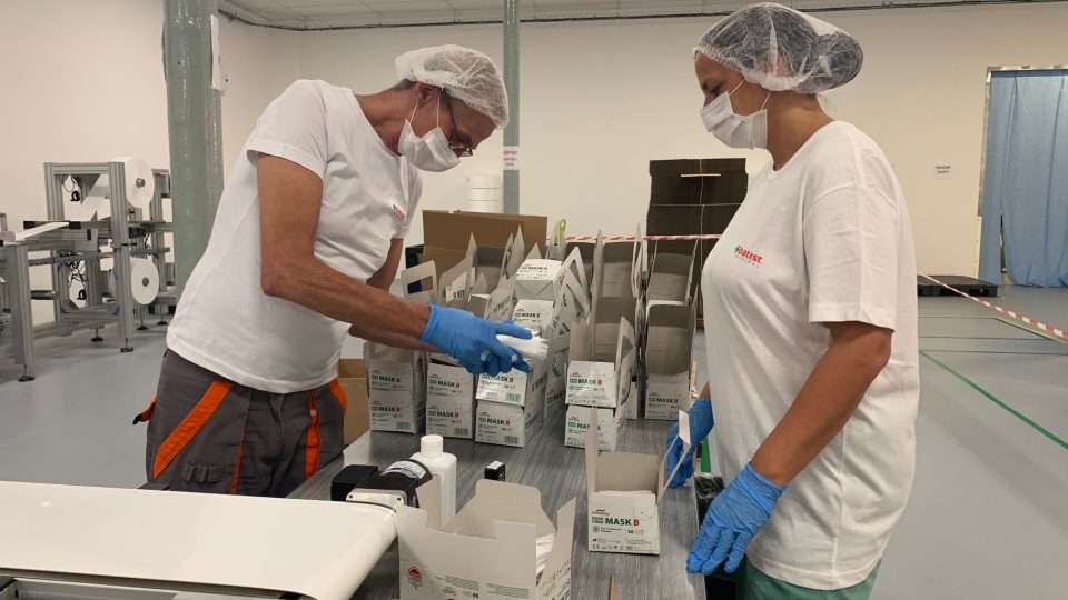 Batist Medical spustil v Červeném Kostelci třetí výrobní linku a měsíčně dodá na trh pět milionů roušek