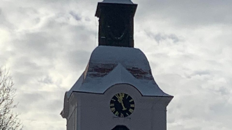 Díky nadšencům na věži kostela Nejsvětější Trojice v Žacléři opět fungují hodiny