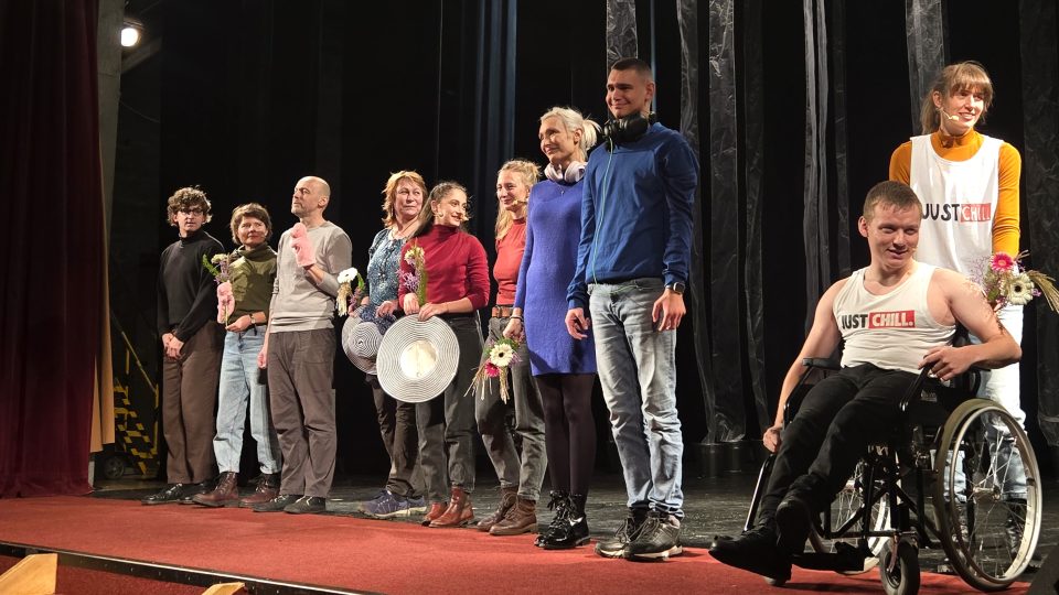 Vyvrcholení divadelního představení na benefici Apropo