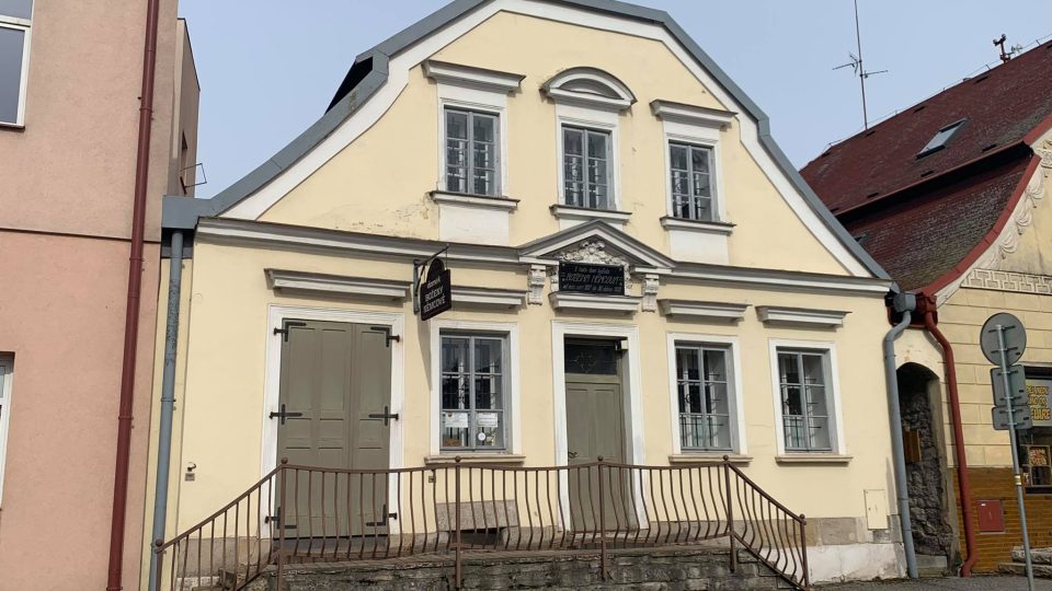 Bývalý kupecký obchod v domku Boženy Němcové v Červeném Kostelci se dočká obnovy