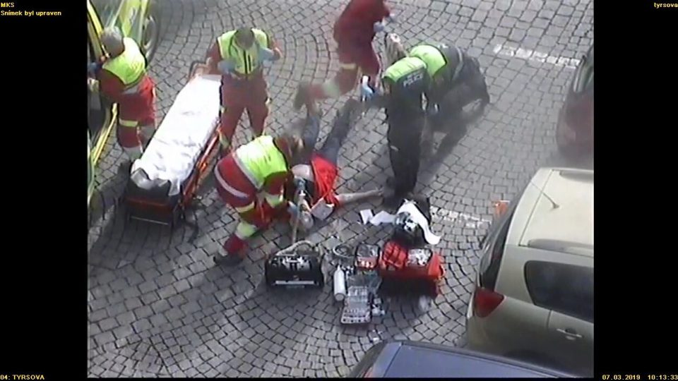 Strážnice Městské policie pomohla zachránit život ženě přímo na náměstí v Náchodě