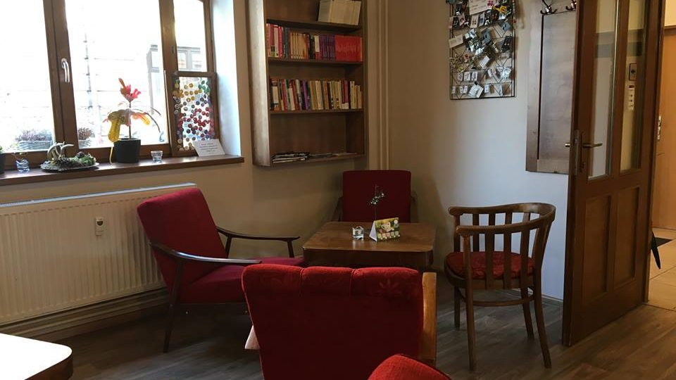 Kavárna Láry Fáry v Náchodě, kde pracují mentálně postižení lidé, mají modernější prostory