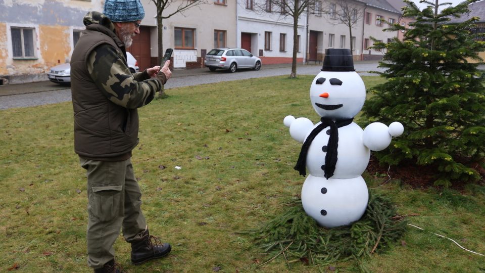 Pan Dalibor Bartoš z Plané si také přijel sněhuláka vyfotit