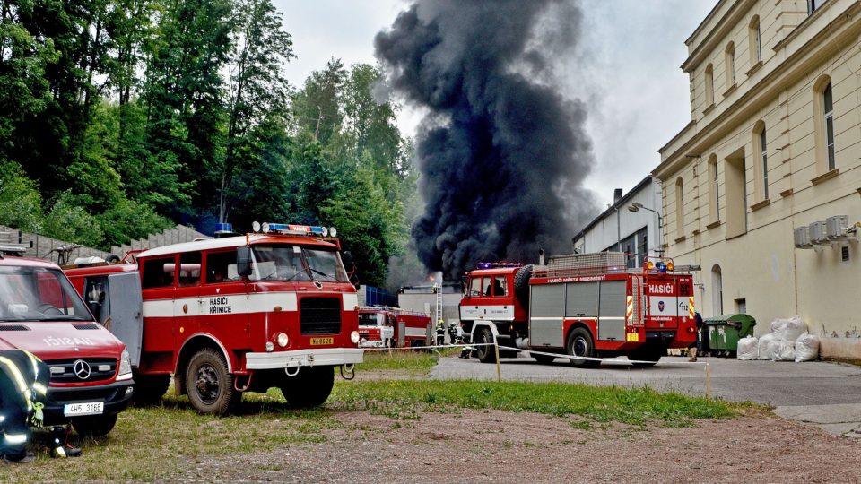 Požár v areálu firmy Veba v Broumově. Hasičům se podařilo úspěšně zabránit větším škodám