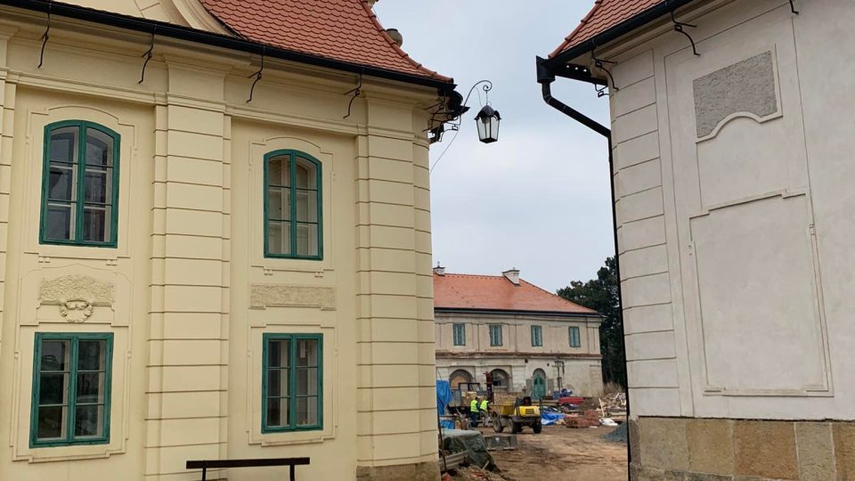 Zámek Karlova Koruna v Chlumci nad Cidlinou bude mít opravenou historickou konírnu a jízdárnu