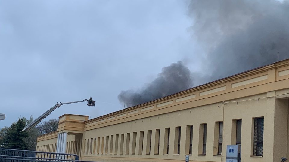 Velký požár v areálu firmy v Polici nad Metují na Náchodsku