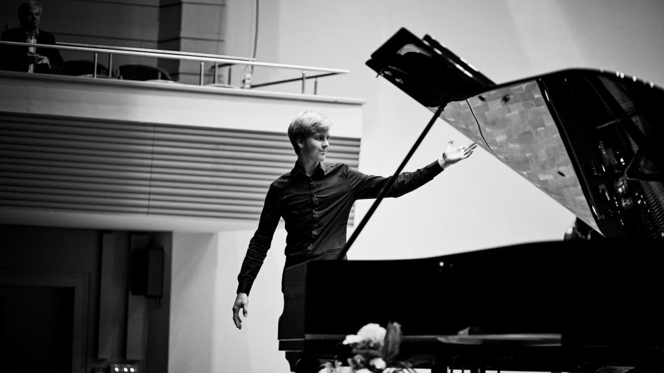 Matyáš Novák hraje na klavír Antonín Petrof v sále Filharmonie Hradec Králové