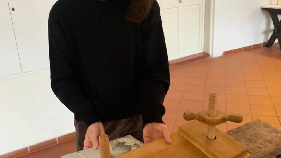 Lidé si mohou v broumovském klášteře vyzkoušet kompletní výrobu knih