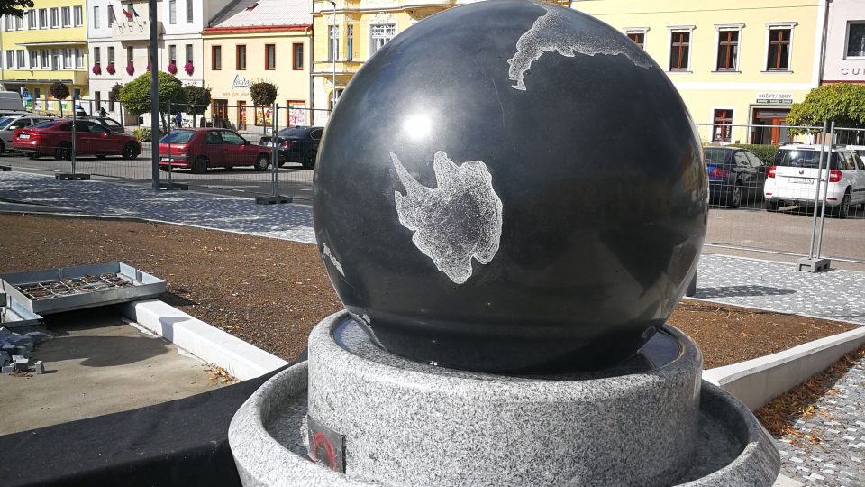 Fontána se zeměkoulí na náměstí