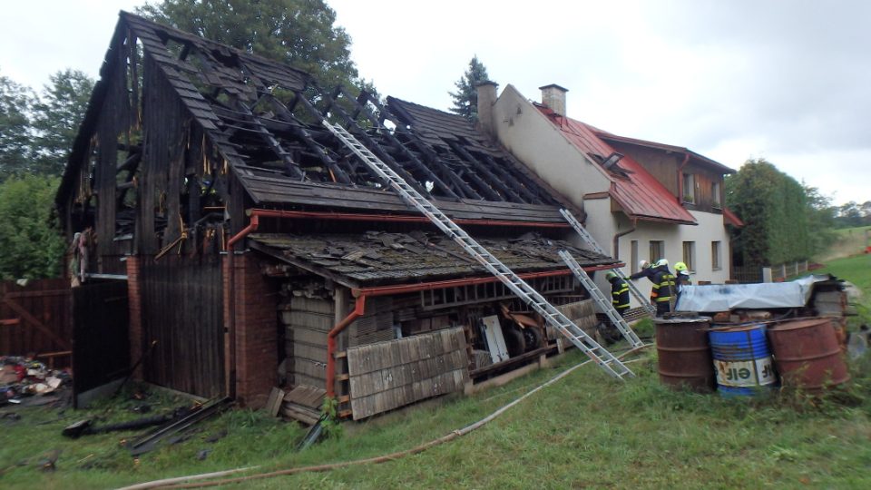U požáru stodoly v Horní Kalné zasahovalo osm jednotek hasičů