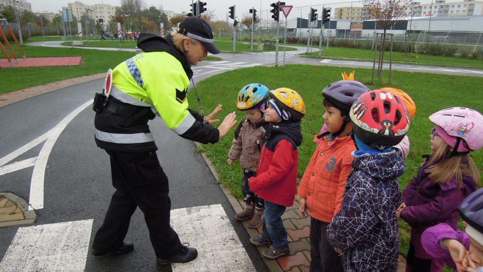 Hradečtí městští strážníci pomáhají dětem na dopravním hřišti