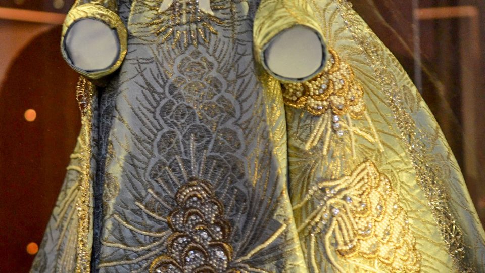 Výšivka zdobená perlami a korálky, tkanina z atlasu a hedvábí, šaty pro Jezulátko od neznámého dárce