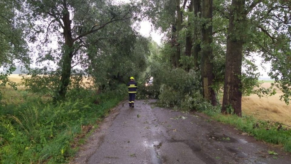 Na Hradecku zasahovaly jednotky hasičů u desítky událostí, kdy odstraňovaly následky silných bouřek