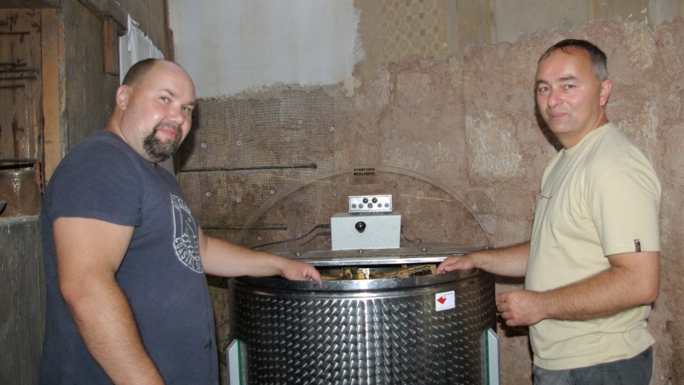 V sakristii lužanského kostela voní včelí vosk a hučí charitní medomet. Výtěžek z prodeje charitního medu pomáhá lidem ve složitých životních situacích.