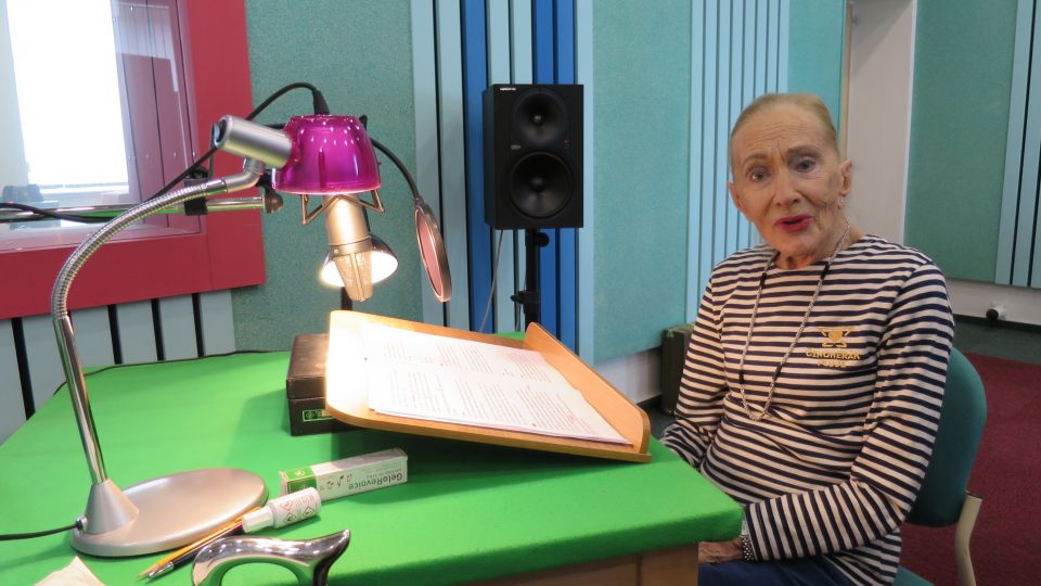 Soňa Červená natáčí v hradeckém rozhlasovém studiu četbu své knihy Stýskání zakázáno