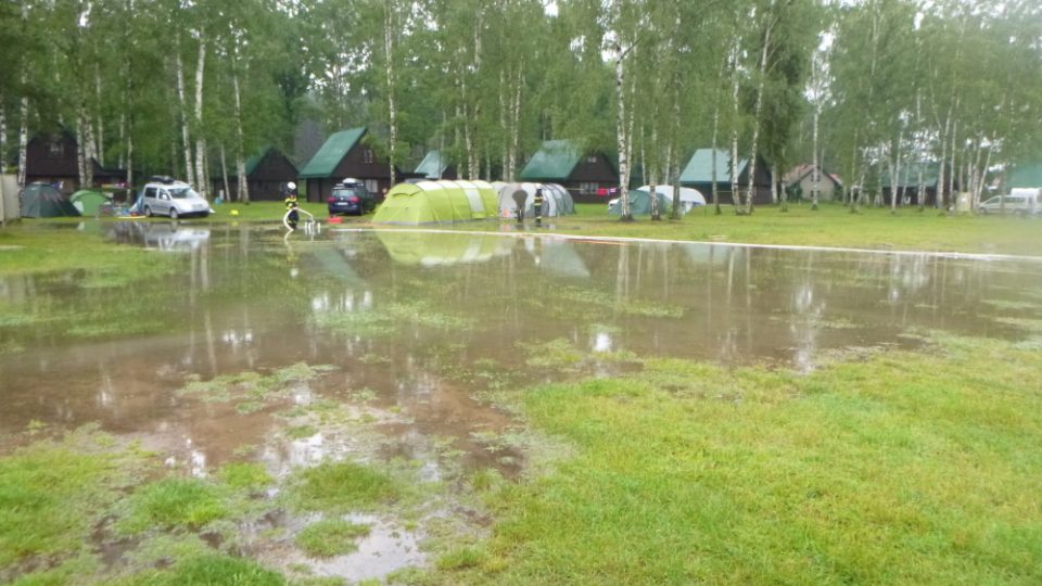 Hasiči v kraji odstraňovali následky vytrvalých dešťů - Hradec Králové - Stříbrný rybník