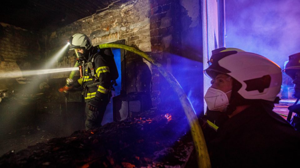 Požár rodinného domu v Rychnově nad Kněžnou hasilo pět jednotek