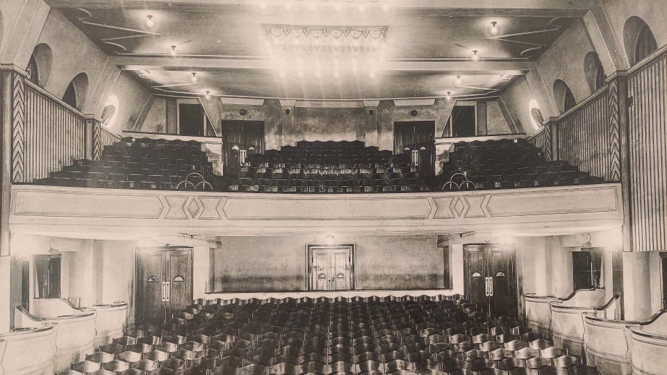 Interiér někdejšího Mrňákova divadla v Jičíně ve 20. letech minulého století