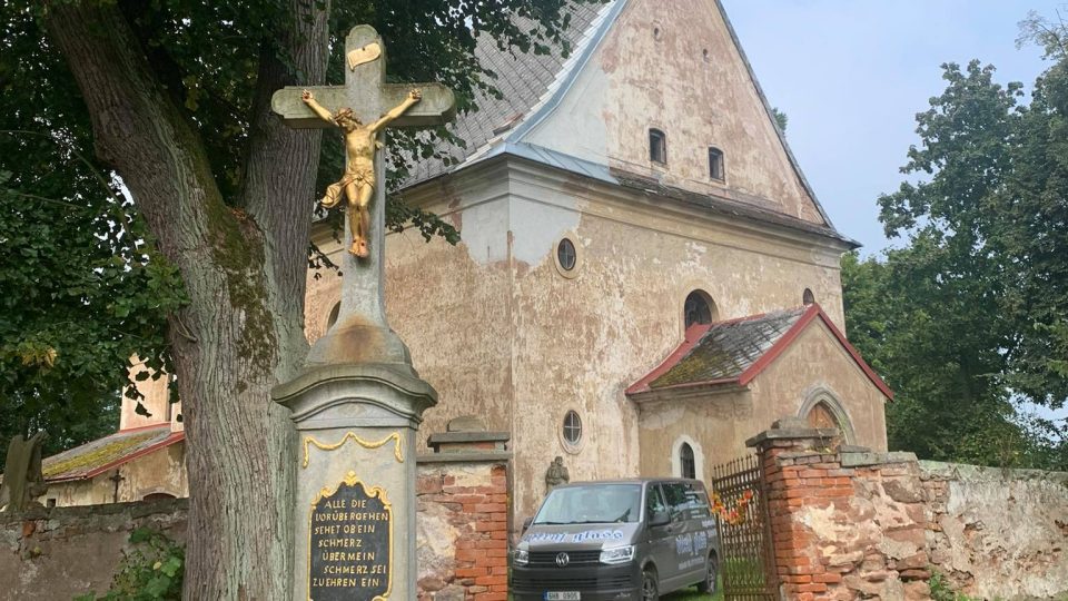 Kostel ve Starém Rokytníku u Trutnova bude mít opravena vzácná vitrážová okna