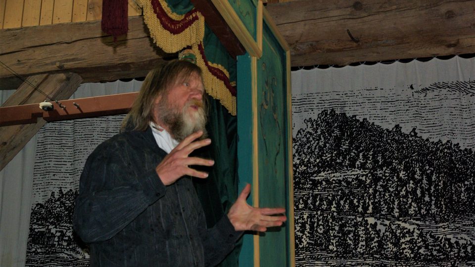 Stanislav Bohadlo, iniciátor vzniku Galerie loutek s expozicí Braunova socha loutkou