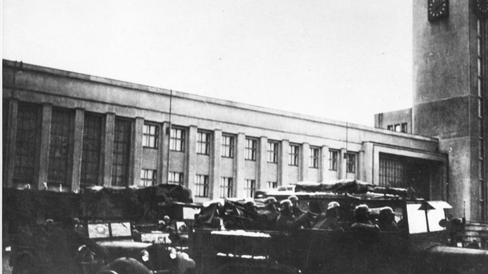 Německá armáda před hlavním nádražím v Hradci Králové