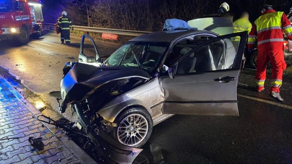 Při nehodě dvou aut na silnici mezi Náchodem a Hronovem bylo zraněno celkem sedm osob