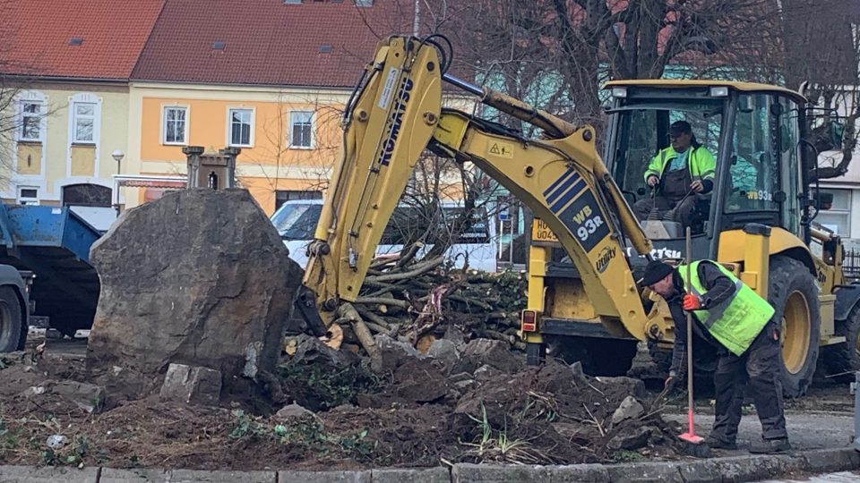 V České Skalici začaly opravy Husova náměstí. Řidiči musí až do podzimu počítat s komplikacemi