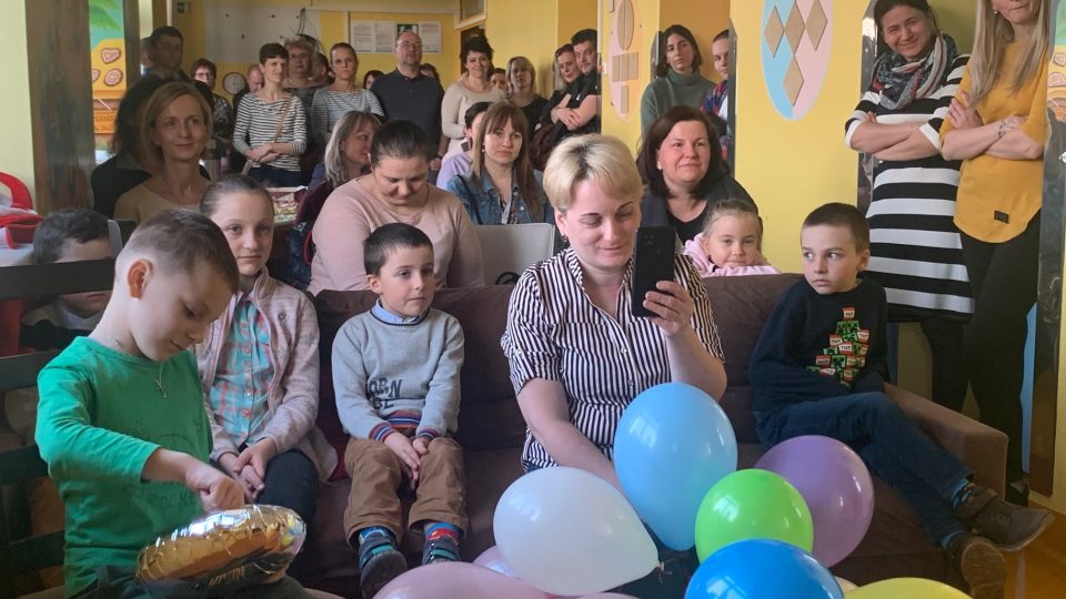 Písničky a básničky od ukrajinských uprchlíků jako poděkování pracovníkům náchodské nemocnice