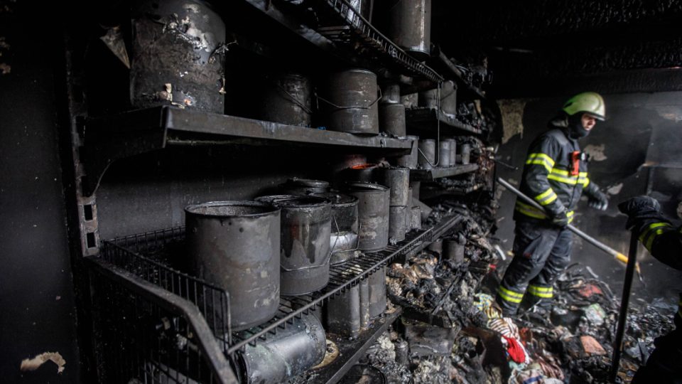 Sedm jednotek hasičů likvidovalo požár rodinného domu v Jasenné na Náchodsku