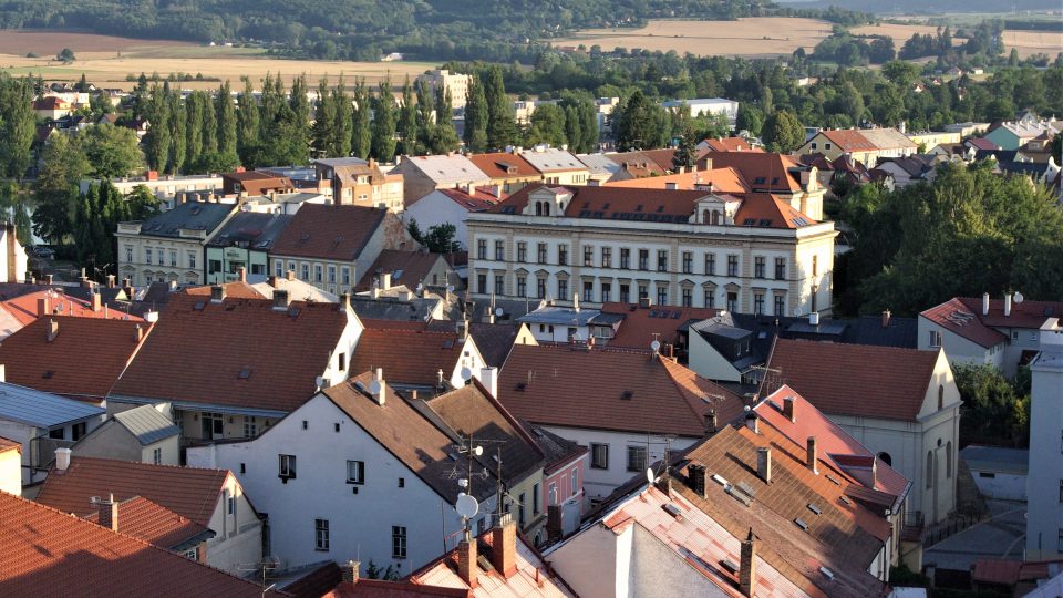 Dominantní historickou stavbou směrem k někdejšímu hradu Brada je Lepařovo gymnázium v Jičíně
